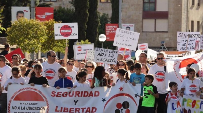 manifestación si a la labor no a la ubicación proyecto hombre