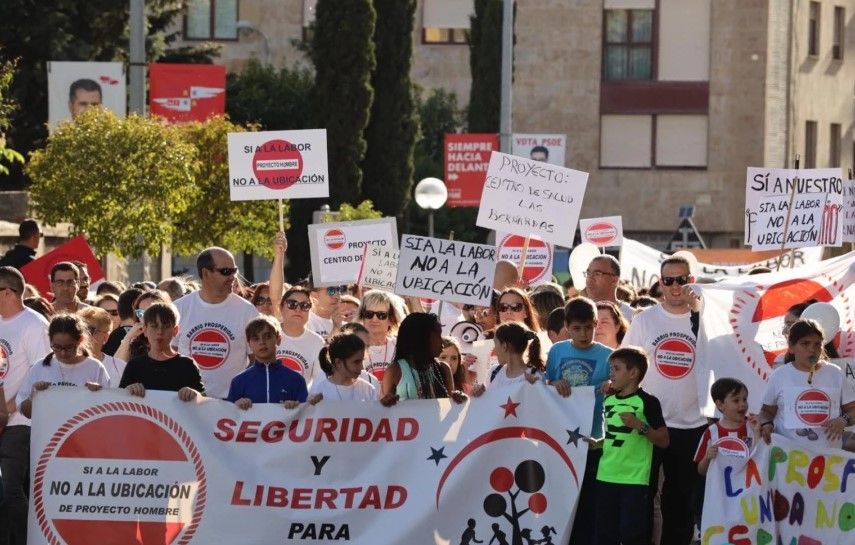 manifestación si a la labor no a la ubicación proyecto hombre