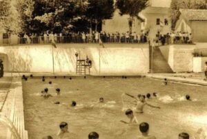 Primera piscina del barrio. Institución de la Diputación